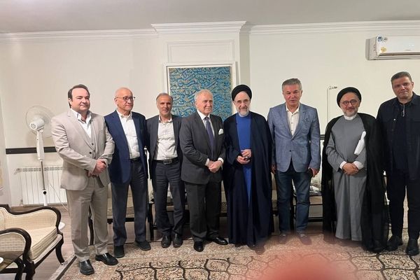 دیدار چهره‌های فوتبالی با خاتمی؛ اسطوره پرسپولیس با کروات کنار رئیس‌جمهور سابق / تصاویر
