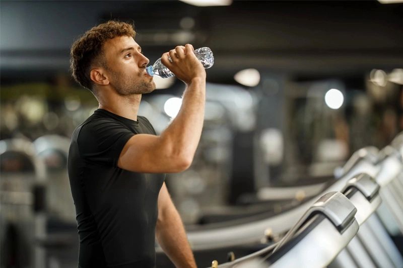 چقدر آب در طول تمرین باید نوشید؟ حقیقتی فراتر از "هر وقت تشنه شدی"