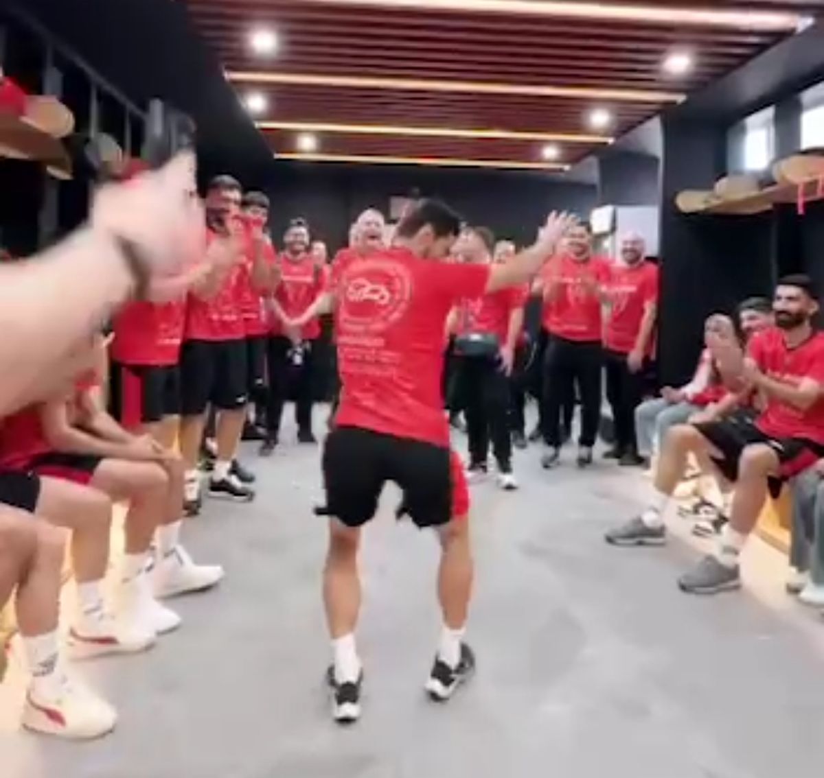 ببینید/ رقص تراکتوری‌ها در رختکن با هنرنمایی شیری