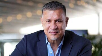 کودک سرطانی در آغوش علی دایی: دیگر آرزویی ندارم