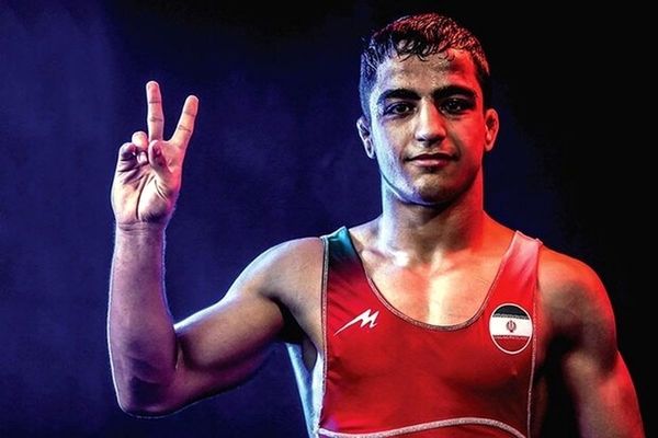 نقره جهان بر گردن احمد محمدنژاد جوان کشتی گیر مشهدی