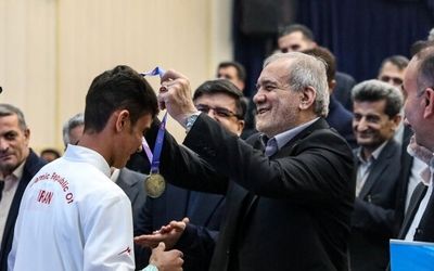 هدیه ویژه علیدوستی به مسعود پزشکیان/ عکس 