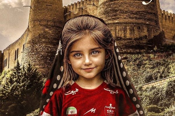 تصویر اسطوره خرم آبادی پرسپولیس در دستان دختر لر