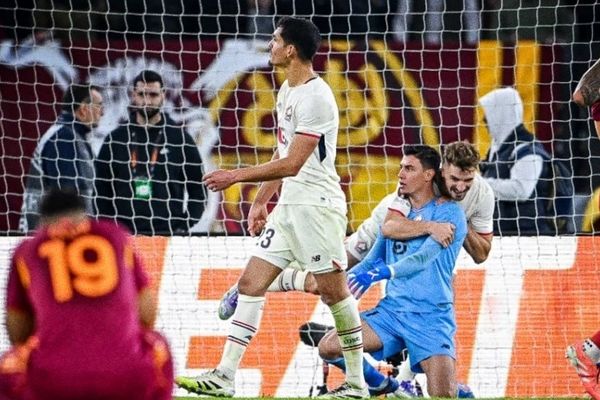 ببینید/ یک اتفاق بسیار نادر در زمین فوتبال