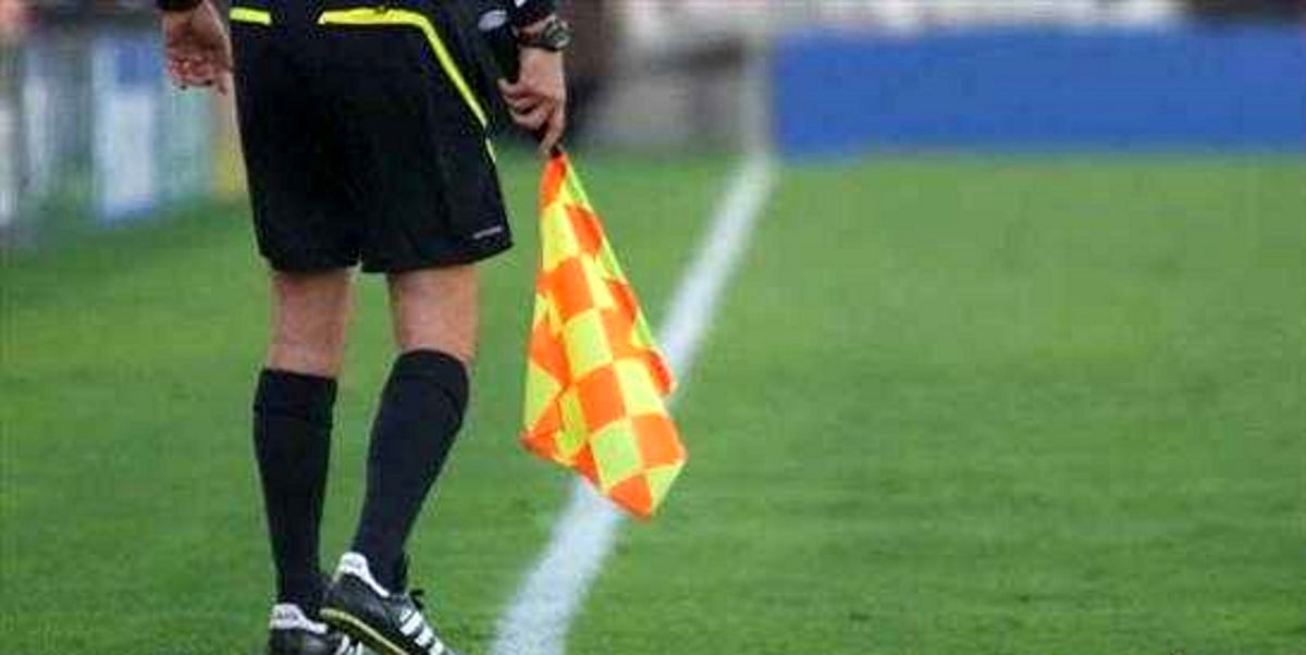 پرچم زدن کمک داور فینال محلات در حال استعمال سیگار در کنار زمین بازی/ تصاویر

