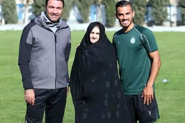 ببینید/ اشک های جگر سوز ابوالفضل جلالی در مراسم عزای تنها کَس زندگی اش 