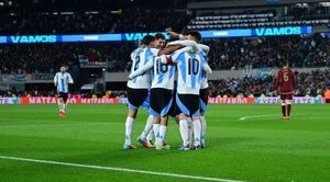 دستفروش و آشغال جمع کنی که به تیم ملی رسید! / عکس