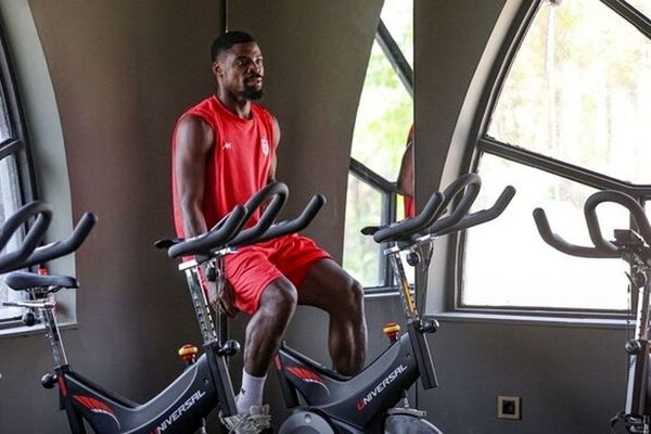 مدافع پرسپولیس در تاتنهام و پاری‌سن‌ژرمن هم با هپاتیت بازی کرد