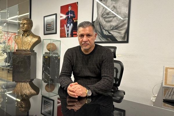 دیدار علی دایی با یک مقام دولتی پس از جنگ