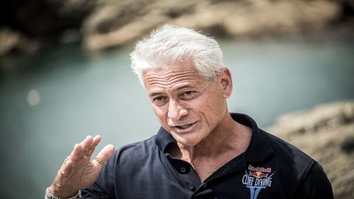 اسطوره آمریکایی‌ها به خاطر پول چوب حراج به مدال‌هایش زد