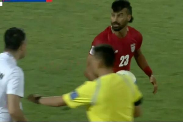 چشم غره ترسناک رامین رضاییان به مربی تاجیکستان/ عکس 