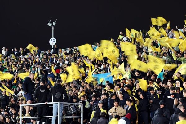 هوادار قزاق با لباس محلی مقابل رئال‌مادرید/ عکس 