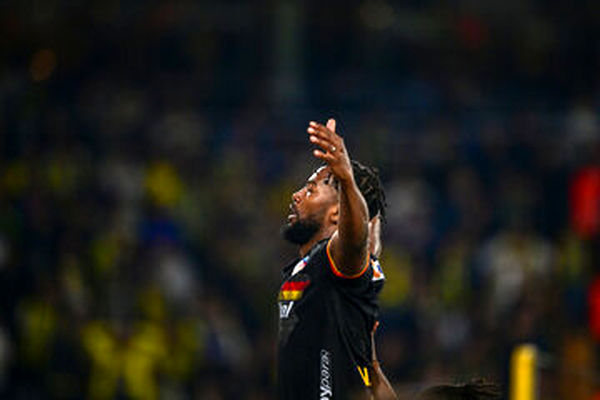 ستاره جدید استقلال با ماشین لاکچری در راه تهران