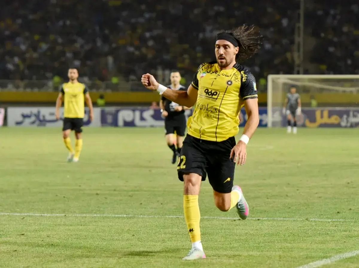 گل اول سپاهان به فجر سپاسی توسط انزو کریولی/ این گل تا این لحظه اصفهان را به صدر جدول برد