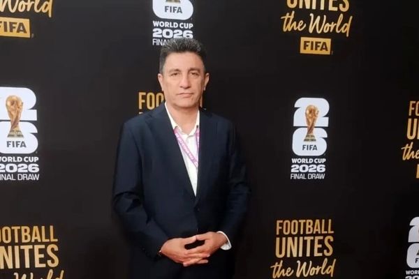 امیر قلعه‌نویی در کنار سرمربی قهرمان اروپا