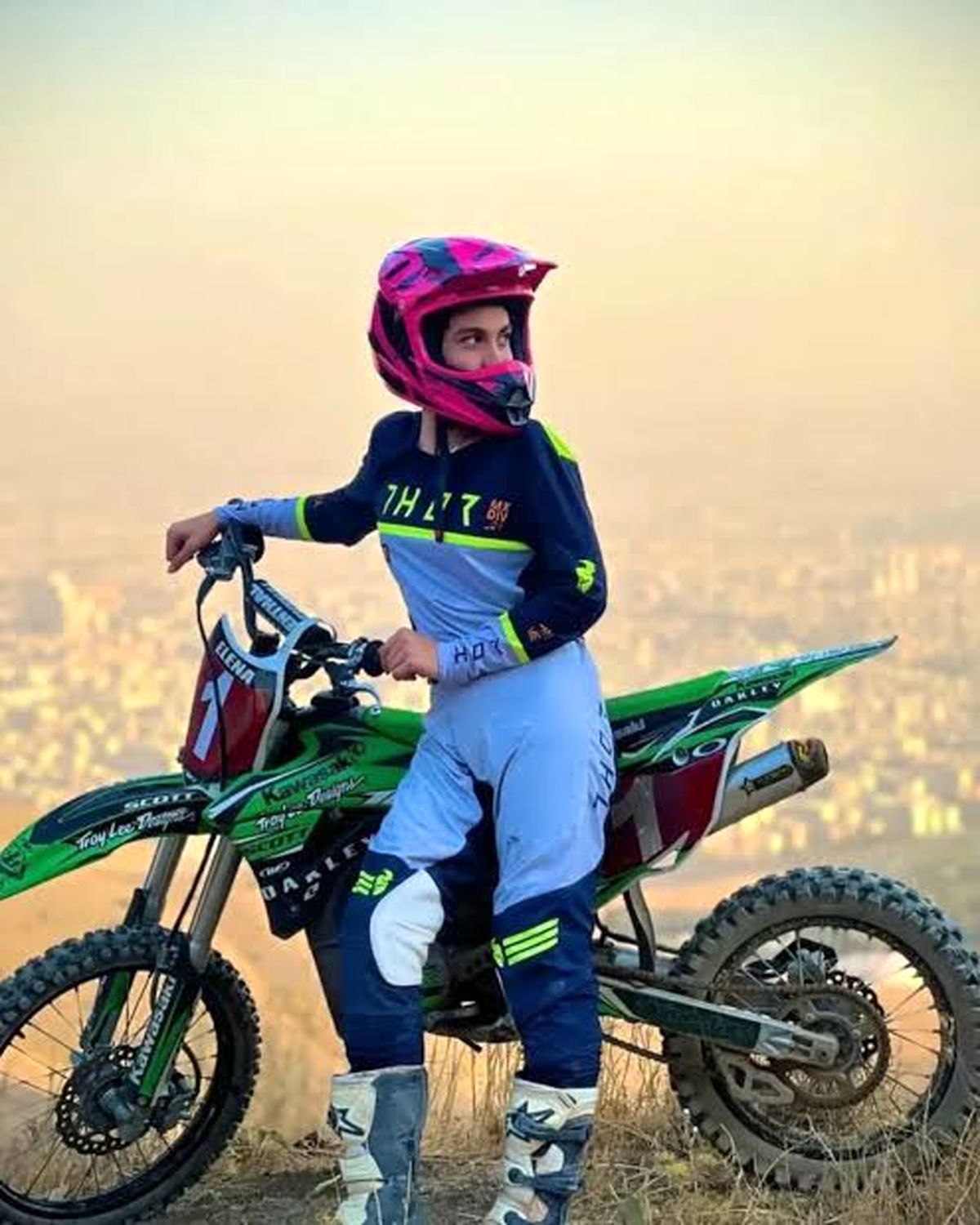 عیادت وزیر ورزش از النا، دختر موتورسوار/ عکس 