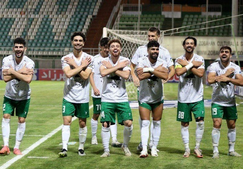 منجی گاندو روی پوستر فوتبالی