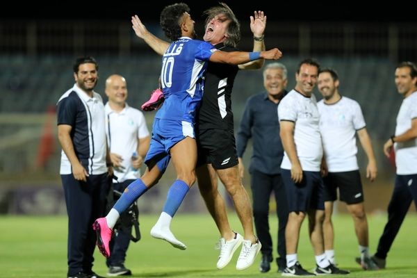 آشتی‌کنان رضاییان و ساپینتو در تمرین استقلال