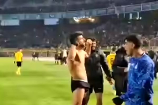 ببینید/ حرکت منشوری میلاد زکی‌پور مقابل هواداران پرسپولیس 