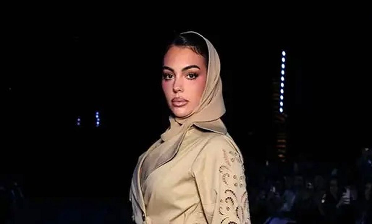 تیپ با روسری و اسلامی جورجینا، همسر رونالدو در هفته مد ریاض ۲۰۲۵