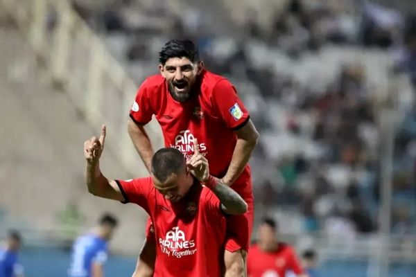 ببینید/ لحظه بالا بردن جام قهرمانی لیگ برتر توسط شجاع خلیل زاده و بازیکنان تراکتور